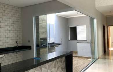 Imagem: A casa possui 3 Dormitórios, 2 Banheiros, 2 Vagas na garagem