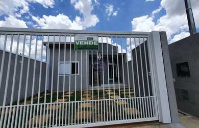 Imagem: A casa possui 2 Dormitórios, 1 Banheiro, 2 Vagas na garagem