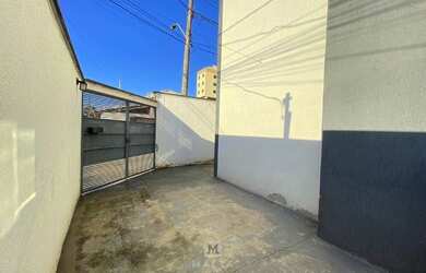 Imagem: A casa possui 2 Dormitórios, 1 Banheiro, 1 Vaga na garagem