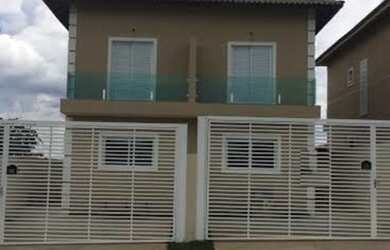 Imagem: A casa possui 2 Dormitórios, 2 Banheiros, 2 Vagas na garagem