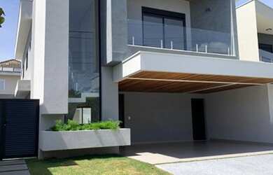 Imagem: A casa possui 4 Dormitórios, 3 Banheiros, 2 Vagas na garagem