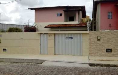 Imagem: A casa possui 5 Dormitórios, 5 Banheiros, 2 Vagas na garagem