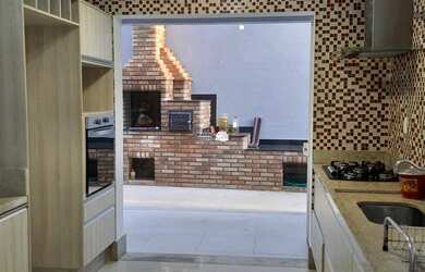 Imagem: A casa possui 3 Dormitórios, 3 Banheiros, 2 Vagas na garagem