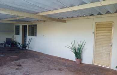 Imagem: A casa possui 3 Dormitórios, 2 Banheiros, 1 Vaga na garagem