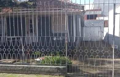 Imagem: A casa possui 2 Dormitórios, 1 Banheiro, 3 Vagas na garagem