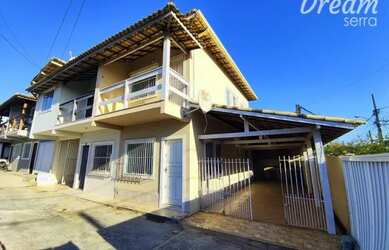 Imagem: A casa possui 2 Dormitórios, 2 Banheiros, 2 Vagas na garagem