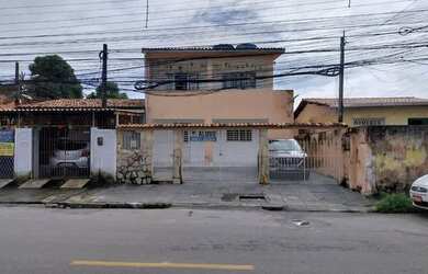 Imagem: A casa possui 3 Dormitórios, 1 Banheiro, 2 Vagas na garagem