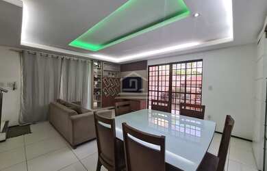 Imagem: A casa possui 4 Dormitórios, 5 Banheiros, 4 Vagas na garagem