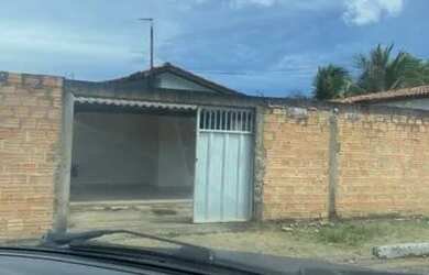 Imagem: A casa possui 2 Dormitórios, 1 Banheiro, 2 Vagas na garagem