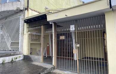 Imagem: A casa possui 2 Dormitórios, 1 Banheiro, 1 Vaga na garagem