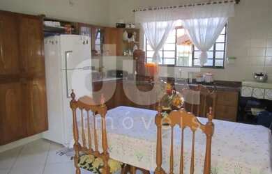 Imagem: A casa possui 4 Dormitórios, 4 Banheiros, 2 Vagas na garagem