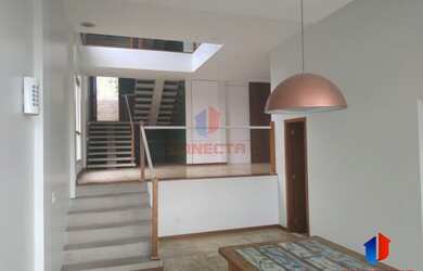 Imagem: A casa possui 4 Dormitórios, 5 Banheiros, 4 Vagas na garagem