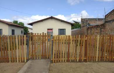 Imagem: A casa possui 2 Dormitórios, 1 Banheiro, 2 Vagas na garagem