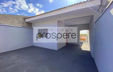 Imagem: A casa possui 2 Dormitórios, 2 Banheiros, 2 Vagas na garagem