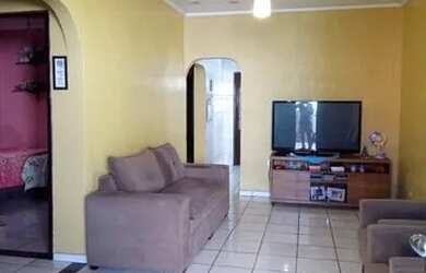 Imagem: A casa possui 4 Dormitórios, 2 Banheiros, 1 Vaga na garagem