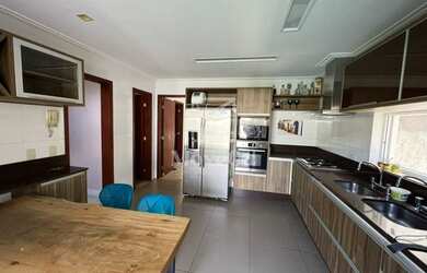 Imagem: A casa em condomínio possui 4 Dormitórios, 5 Banheiros, 2