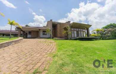 Imagem: A casa em condomínio possui 3 Dormitórios, 4 Banheiros, 850m²