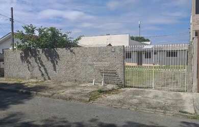 Imagem: A casa possui 2 Dormitórios, 1 Banheiro, 2 Vagas na garagem