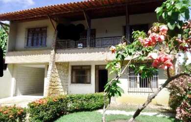 Imagem: A casa possui 4 Dormitórios, 3 Banheiros, 2 Vagas na garagem