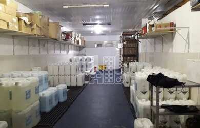 Imagem: O depósito possui 1 Vaga na garagem e 300m² de Área e está