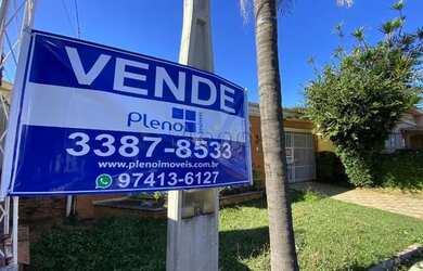 Imagem: A casa possui 5 Dormitórios, 1 Banheiro, 2 Vagas na garagem