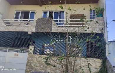 Imagem: A casa possui 3 Dormitórios, 4 Banheiros, 2 Vagas na garagem