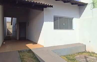 Imagem: A casa possui 3 Dormitórios, 2 Banheiros, 2 Vagas na garagem