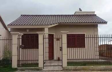 Imagem: A casa possui 3 Dormitórios, 2 Banheiros e está localizado