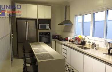 Imagem: A casa em condomínio possui 3 Dormitórios, 3 Banheiros, 4