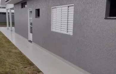 Imagem: A casa possui 3 Dormitórios, 2 Banheiros, 2 Vagas na garagem