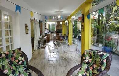 Imagem: A casa possui 5 Dormitórios, 5 Banheiros, 5 Vagas na garagem