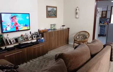 Imagem: A casa possui 3 Dormitórios, 2 Banheiros, 1 Vaga na garagem