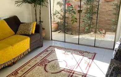 Imagem: A casa possui 3 Dormitórios, 4 Banheiros, 2 Vagas na garagem