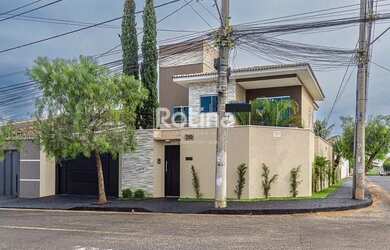 Imagem: A casa possui 4 Dormitórios, 3 Banheiros, 2 Vagas na garagem