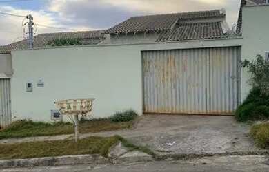 Imagem: A casa possui 2 Dormitórios e 1 Banheiro e está localizado