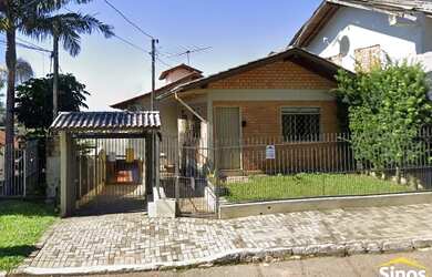 Imagem: A casa possui 3 Dormitórios, 2 Banheiros, 4 Vagas na garagem