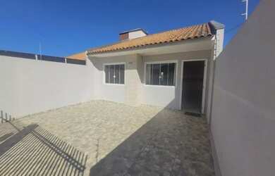 Imagem: A casa possui 2 Dormitórios, 1 Banheiro, 2 Vagas na garagem