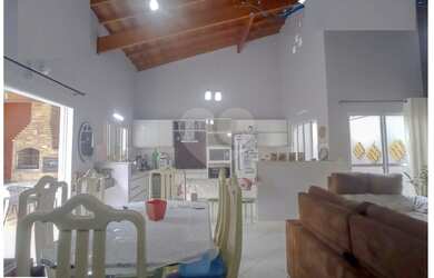 Imagem: A casa em condomínio possui 3 Dormitórios, 2 Banheiros, 5