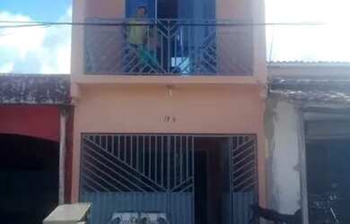 Imagem: A casa possui 3 Dormitórios, 1 Banheiro, 1 Vaga na garagem