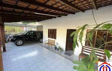 Imagem: A casa possui 3 Dormitórios, 2 Banheiros, 2 Vagas na garagem