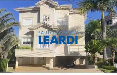 Imagem: A casa em condomínio para alugar possui 5 Dormitórios, 5 Banheiros