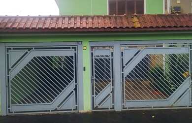 Imagem: A casa possui 3 Dormitórios, 3 Banheiros, 3 Vagas na garagem