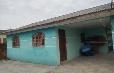 Imagem: A casa possui 2 Dormitórios, 1 Banheiro, 2 Vagas na garagem