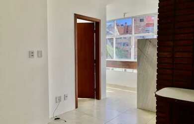 Imagem: O apartamento possui 1 Dormitório, 1 Banheiro, 1 Vaga na garagem