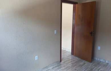 Imagem: A casa possui 1 Dormitório, 1 Banheiro, 1 Vaga na garagem e