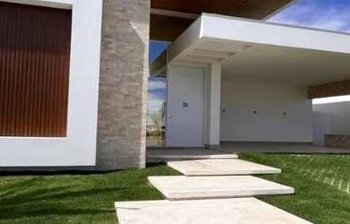 Imagem: A casa em condomínio possui 4 Dormitórios, 1 Banheiro, 3 Vagas