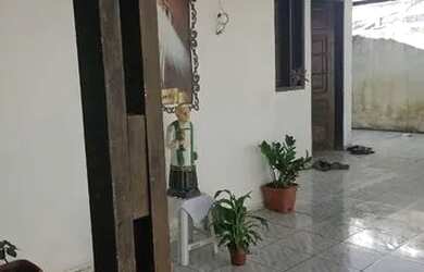 Imagem: A casa possui 3 Dormitórios, 2 Banheiros, 1 Vaga na garagem