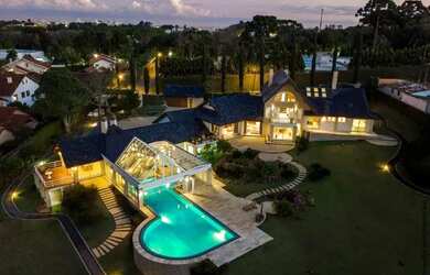 Imagem: A casa possui 4 Dormitórios, 4 Banheiros, 5 Vagas na garagem