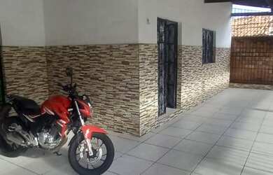 Imagem: A casa possui 3 Dormitórios, 2 Banheiros, 3 Vagas na garagem