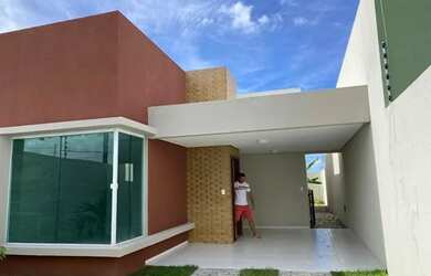 Imagem: A casa possui 3 Dormitórios, 2 Banheiros, 2 Vagas na garagem